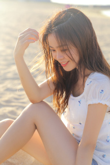 和妈妈在家里做运动的
